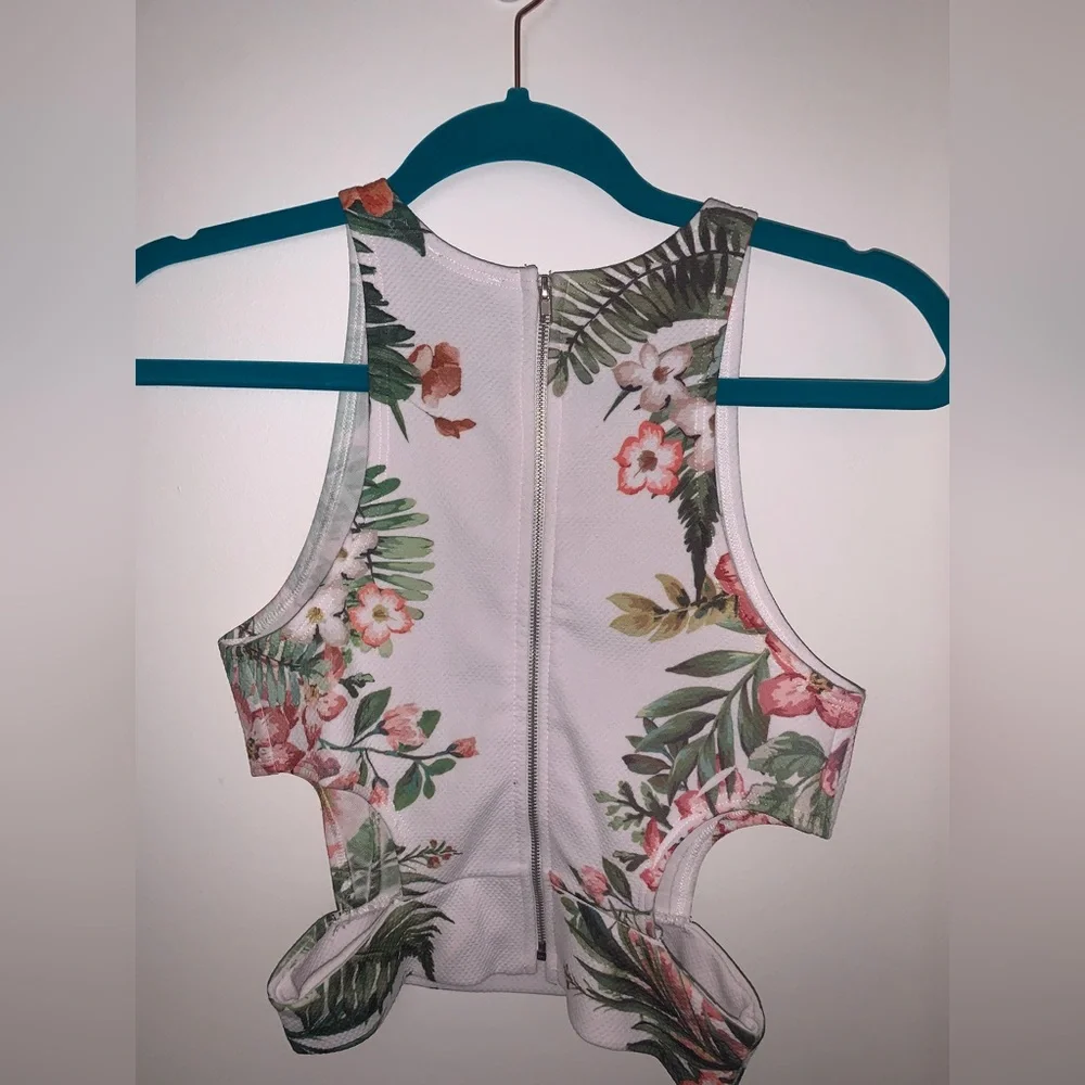 Super cute floral top with cutouts🌸 - Picture 3 of 7